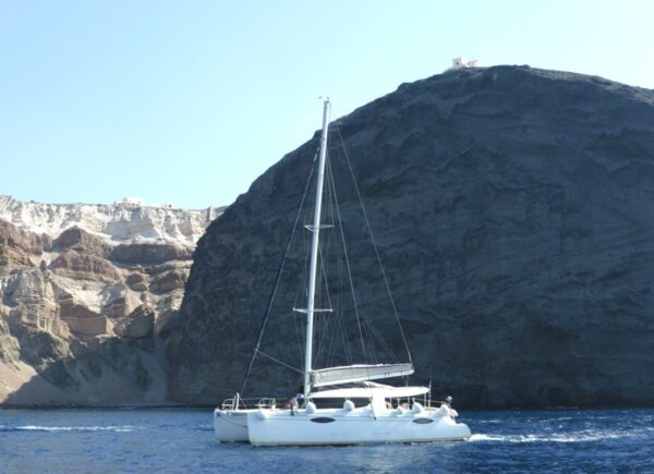 Tour in catamaran at Santorini morning or afternoon
